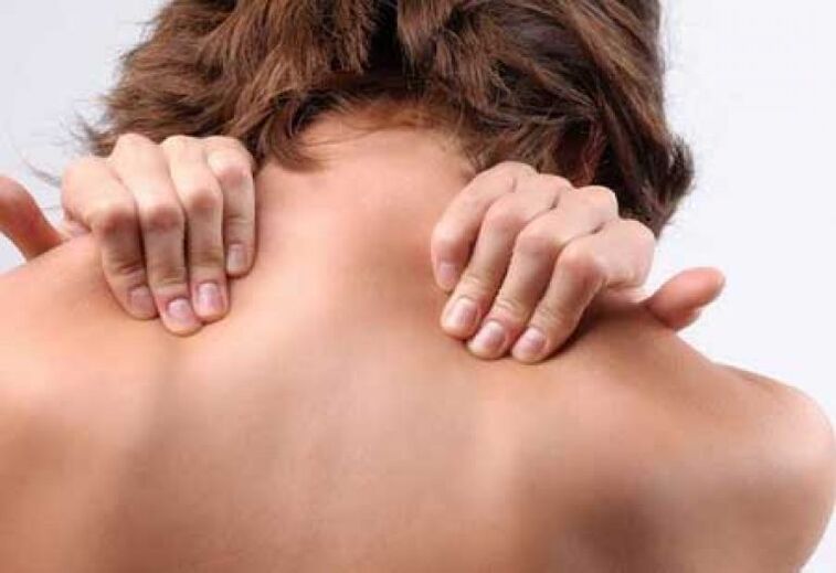 A symptom of thoracic osteochondrosis is aching pain between the shoulder blades. 