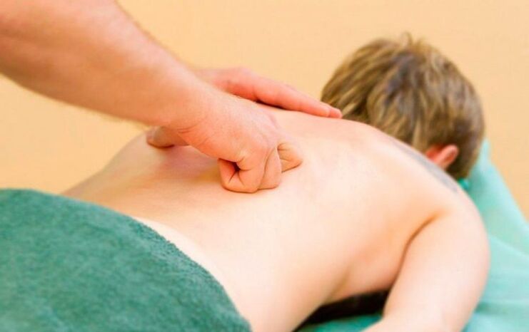 Carrying out massage of the back of the chest for osteochondrosis